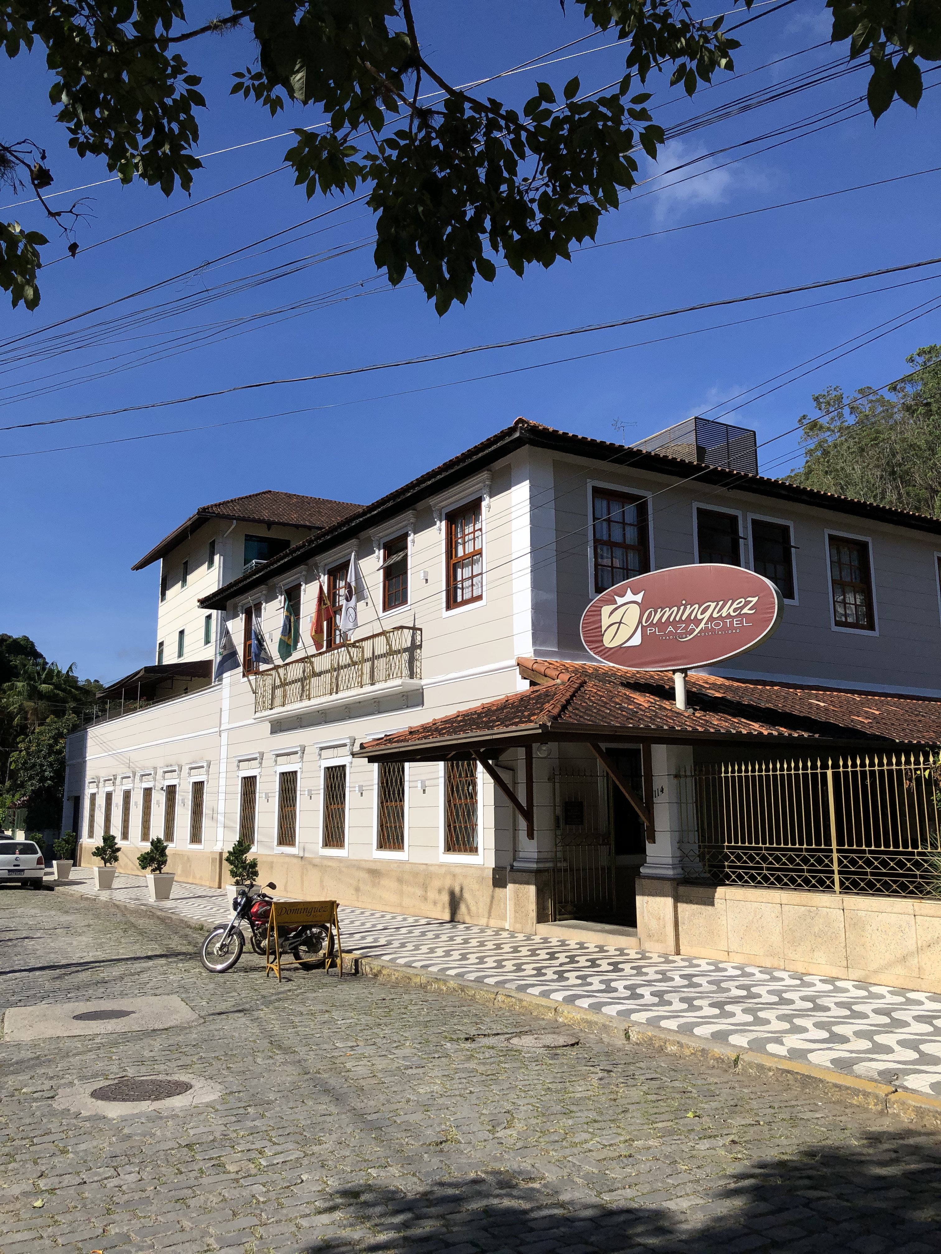 Fachada histórica do Hotel Dominguez Plaza na Praça do Suspiro, Nova Friburgo